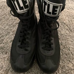 Size 4 big kid gently used boxing shoes.